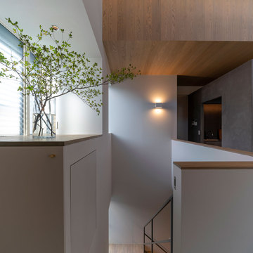 リビングから階段方向を見る