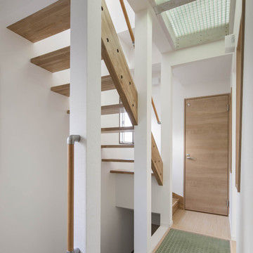 光を取り入れる、スケルトン階段とＦＲＰグレーチングの吹抜