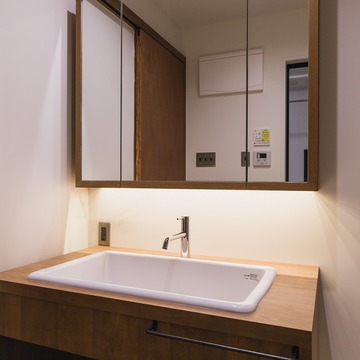 あえて小口を見せた洗面収納