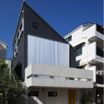 室内縁側の家 La Casa Intorno del Patio -by mcja