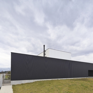 南東より外観を眺める