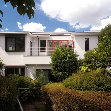 庭から見た外観