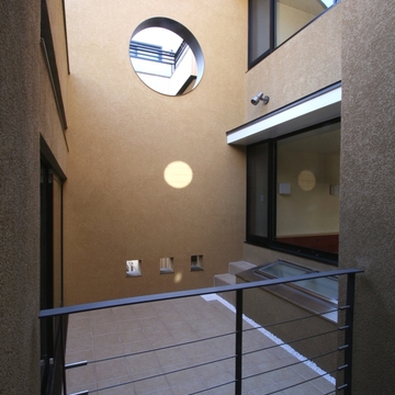 各階（３層）に光を導く光庭