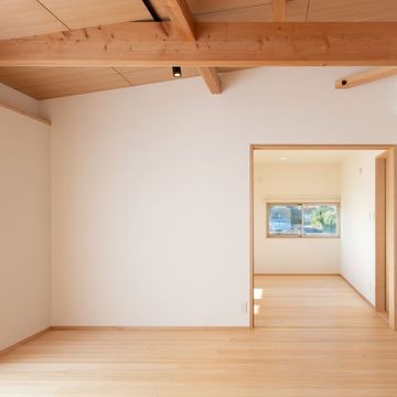 リビングより子供室を見通す