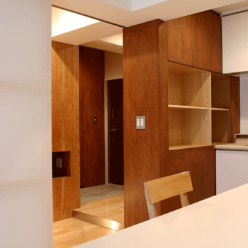 ダイニングからエントランスを見る