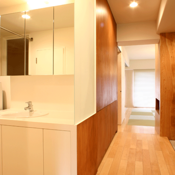 磨りガラスで仕切られたオープンな洗面室