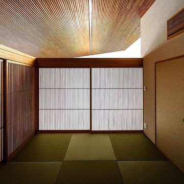 漆喰とタモ材で出来た和空間