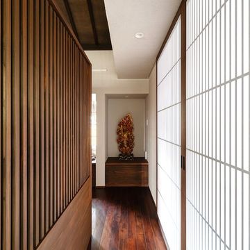 玄関から展示室に入る