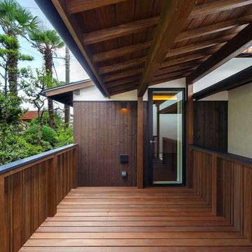 屋根付きウッドデッキテラス