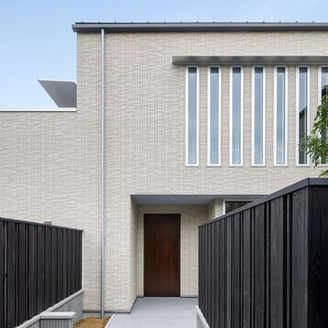 全面タイル張りの外観