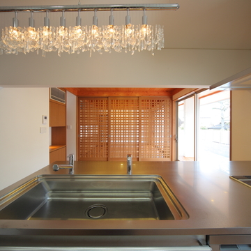 キッチンからダイニングルームを見る