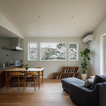 公園の桜を一望できる横長な開口を設けた約17帖のLDK。