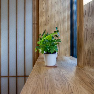 出窓がゆったりした場を生む、リビング「光をつかむ家（light fall house）」