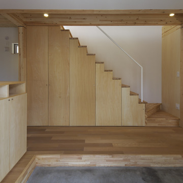 広々とした玄関と収納たっぷりの階段