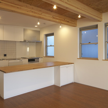 使い勝手にこだわった造作キッチンとダイニングテーブル