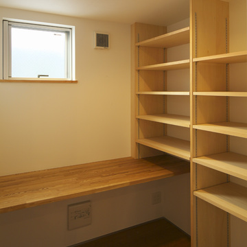 収納もしっかり作り付けられたスタディースペース