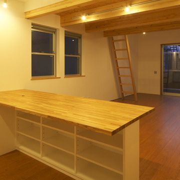 キッチン側の収納もたっぷり確保した造作ダイニングテーブル