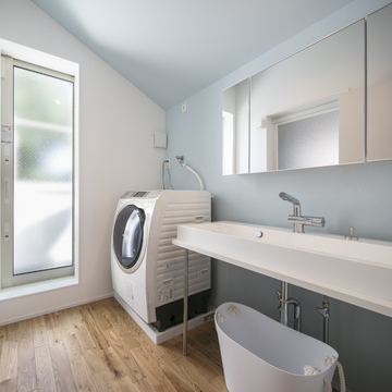 好きなアクセントクロスで気分も上がる広々とした洗面室