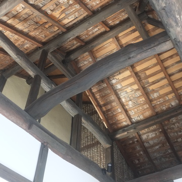 梁と木舞の残る壁