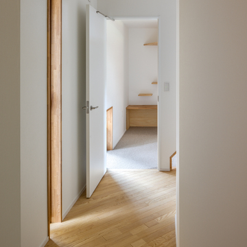 廊下から猫部屋を見る「斜め40do猫の家」