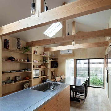 居間の外は小さな庭。家庭菜園として、花壇として、物干しとして利用。