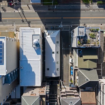 細長い敷地に細長い建物。敷地西側（写真右手）は斜線制限はかかるものの私道負担外のためアクセスに使えない条件。