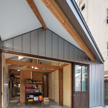 バイクガレージや商談スペースとして多目的に利用。気候の良い時期は屋外まで生活がはみ出します。