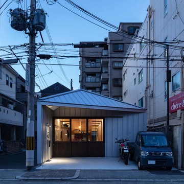 木製建具内側にはカーテンレールも併設。