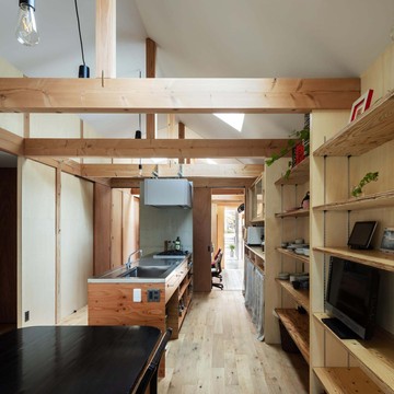 複数人で同時利用できるようにキッチンカウンターは幅2,700とし、作業スペースにも余裕を持たせています。