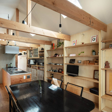 シンプルな木架構。登り梁形式を避けてコストを圧縮。建具は枠を回さず、梁に直接留めた鋼材をレールとして使用しています。