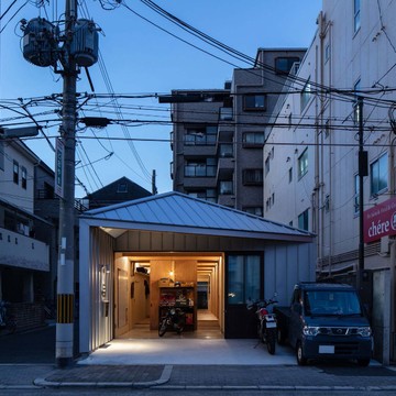 玄関土間は庇と添うように斜めに勾配を取り、既存の歩道切り下げに向かってスムーズに車の出し入れを行えます。