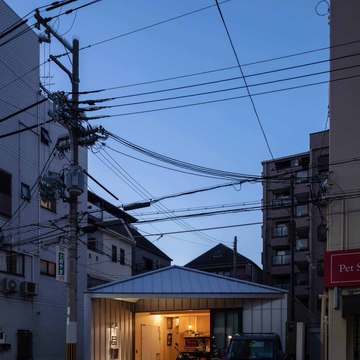 玄関庇正面。通りに対して庇を斜めに構えることで、単調な街並みに変化が生まれています。