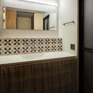 洗面室にもお施主様が調達したタイルをレイアウト。2人同時使用できる間口を確保。水栓はレトロな2ハンドル。