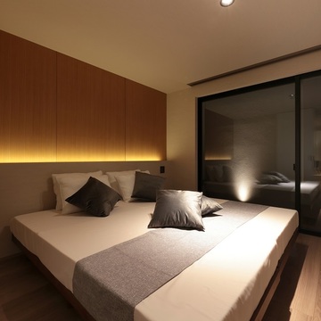 間接照明に包まれた旅先のような美しい寝室