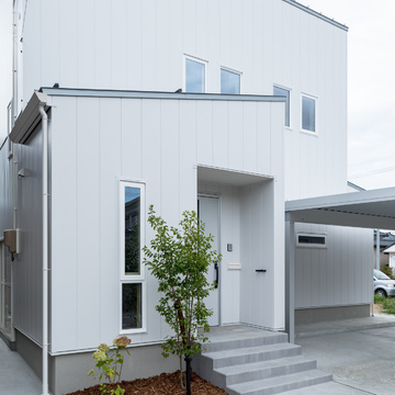 白いガルバリウム鋼板の外観