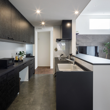 ダークグレーのキッチン