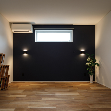 濃紺の壁がアクセントの寝室