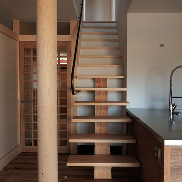 ハンドクラフトを感じる木製階段