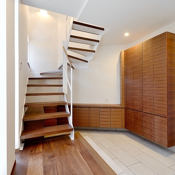 玄関の上に浮かぶ階段