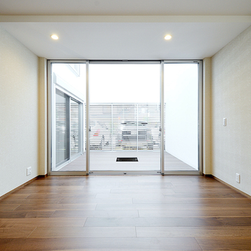 室内と連続する中庭