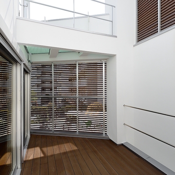 格子に囲われた中庭