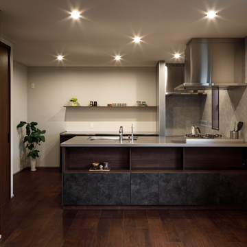 対面収納のあるキッチン