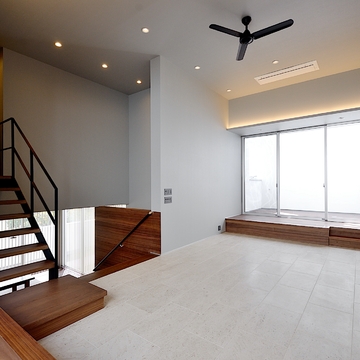 視線を受け止める石の壁