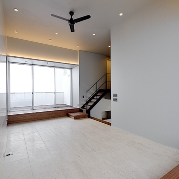 ２つのテラスに挟まれたリビング