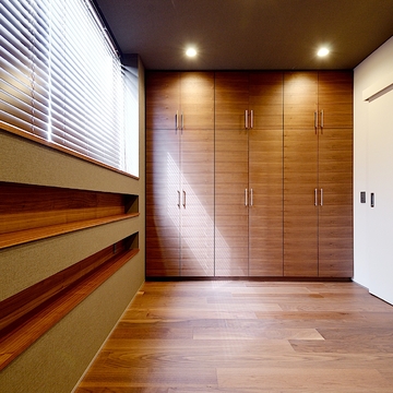 静かな雰囲気の寝室