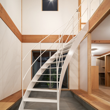 階段とシンボルツリー