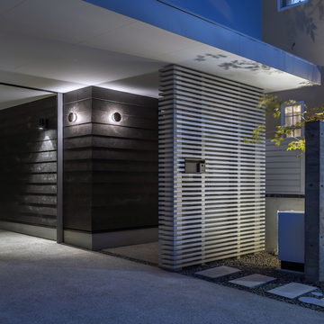 前庭　表札　夕景