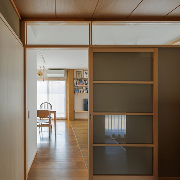 廊下より見る。フローリングのパッチワーク。左奥：既存、右奥：新設、手前左：新設、手前右：既存。奥はオーク、手前はラオス松のフローリング。