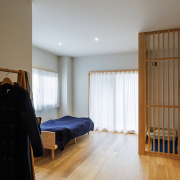 床はオーク無垢フローリング。壁・天井はペイント。既存アルミサッシの内側に製作木製建具とカーテンを入れて柔らかい印象に。