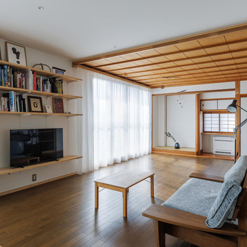 シンプルに作ったテレビ棚と鉄骨柱に麻縄を巻き締めた猫ちゃん爪研ぎ柱。